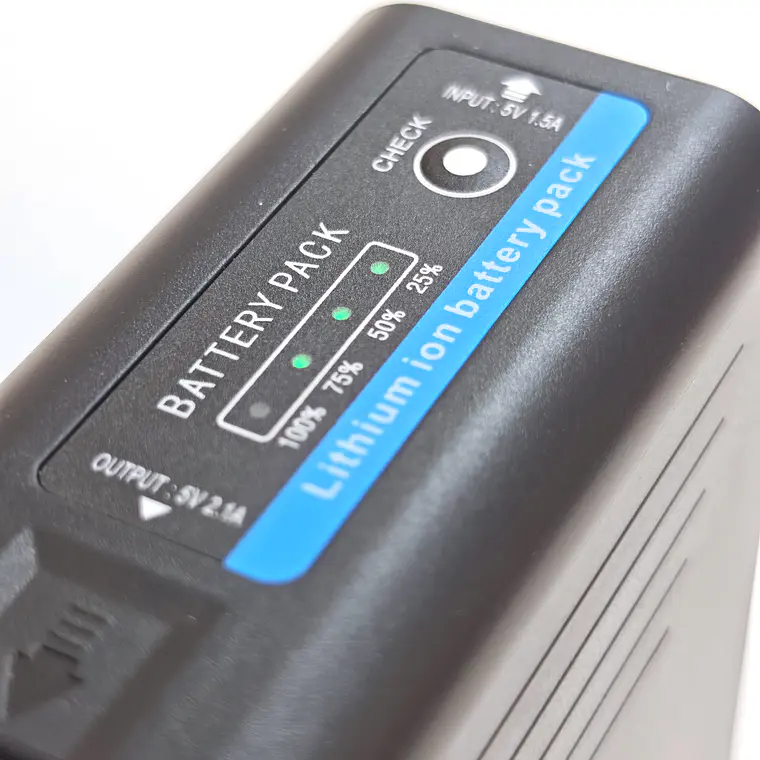 Iluminus NP-F990 Batería Para Cámaras y Luces Led Con Indicador de Carga 2