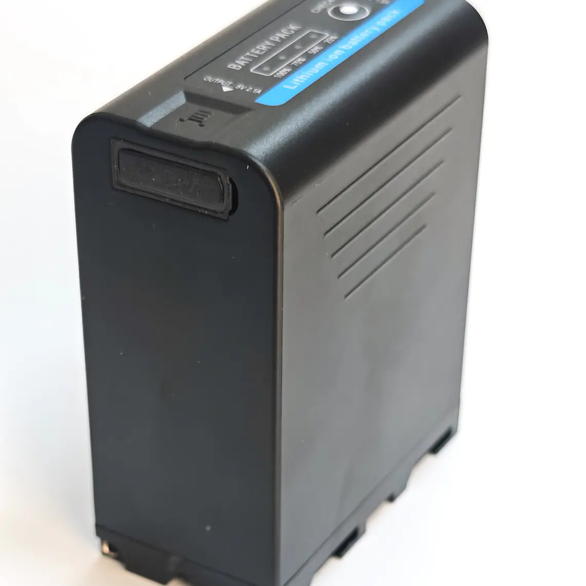 Iluminus NP-F990 Batería Para Cámaras y Luces Led Con Indicador de Carga 4