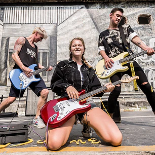 Donner DST-100R Kit Guitarra Eléctrica Stratocaster HSS con Amplificador 3W Roja EC1166