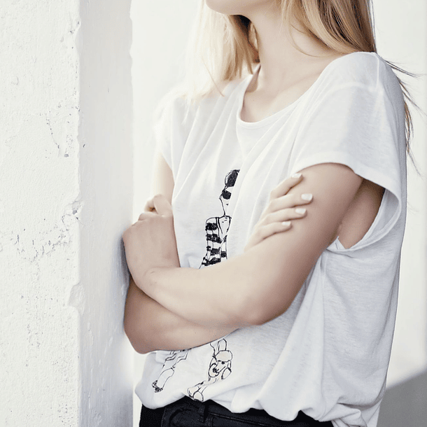 White loose T-shirt with chic design 
