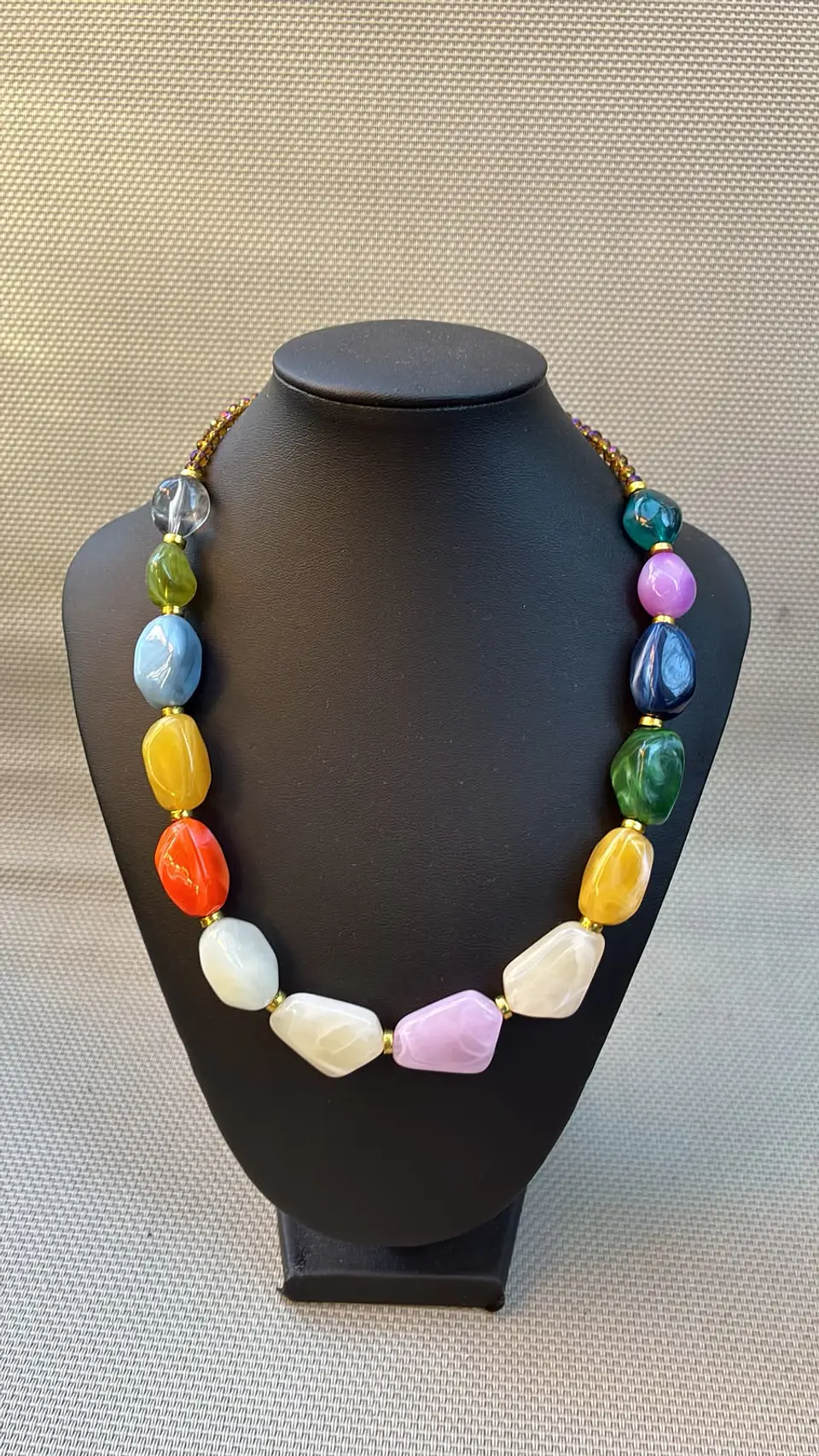 Collar de acrílico colores primaverales, ligero y moderno 1