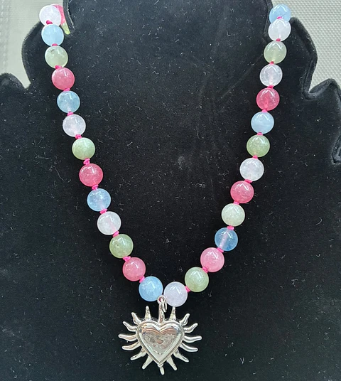 Collar multicolor con corazón bañado en plata