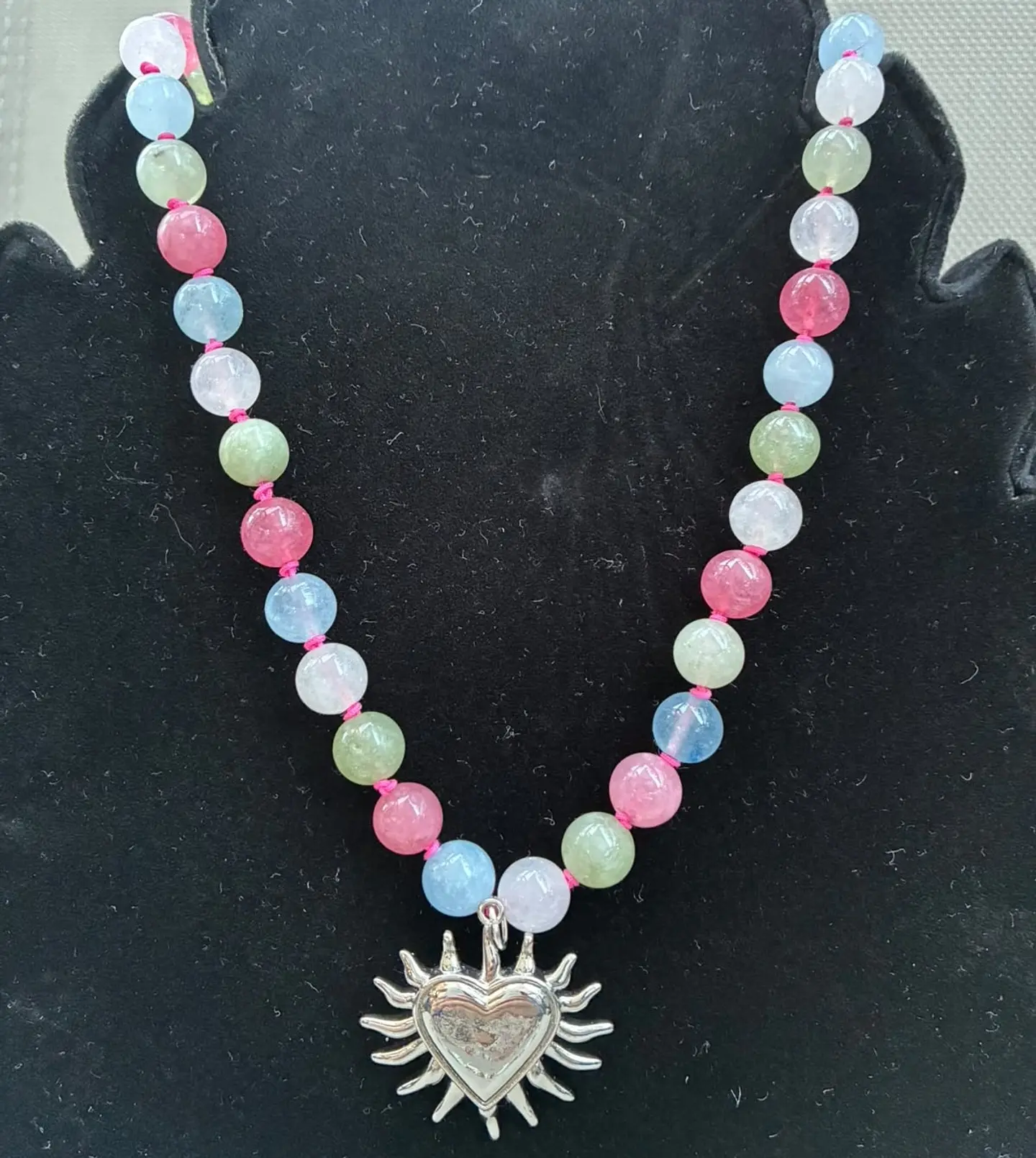 Collar multicolor con corazón bañado en plata 1