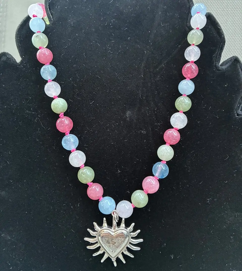 Collar multicolor con corazón bañado en plata 1