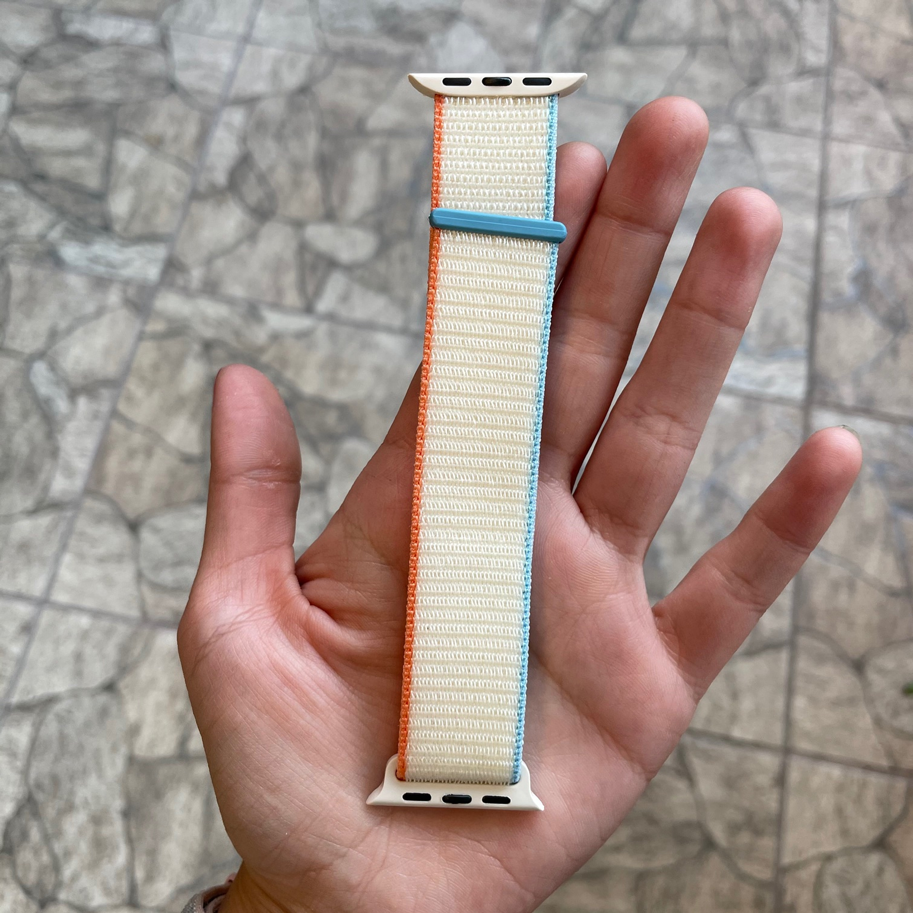 Correa velcro nailon color: blanca con bordes naranjos y celestes (38/40/41mm)