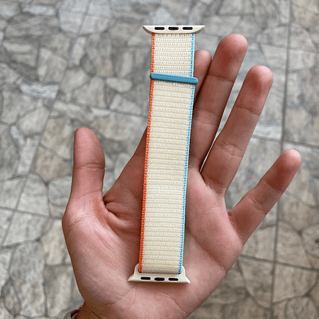 Correa velcro nailon color: blanca con bordes naranjos y celestes (38/40/41mm)