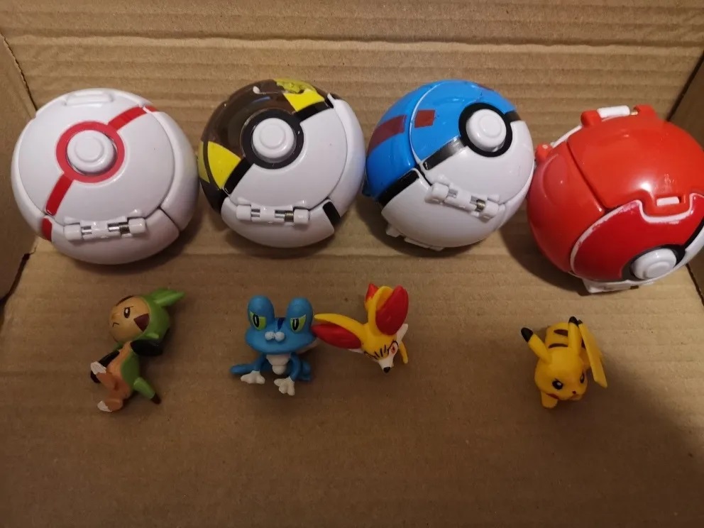 Pokemon Set 4 Pokeballs + 4 Pokemon