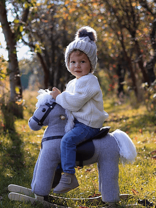 Milo, o Cavalo de Balanço Cinzento 🐴✨ – Tryco