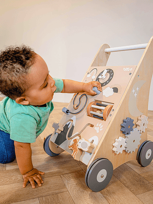 Andador de Atividades de Madeira FSC® com Brinquedos Educativos – Primeiros Passos | Label Label / Tryco