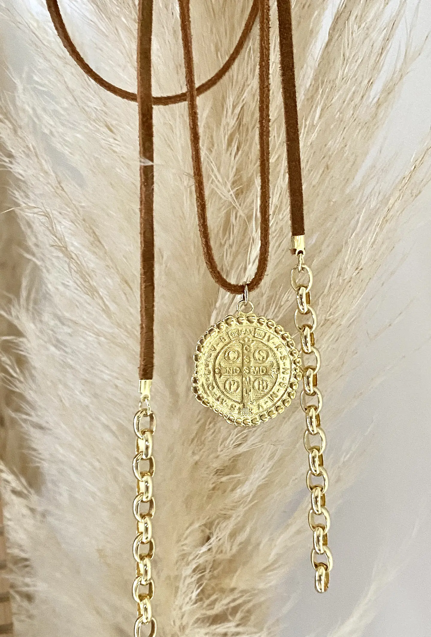 Collar Gamuzado Camel Medallón San Benito 1