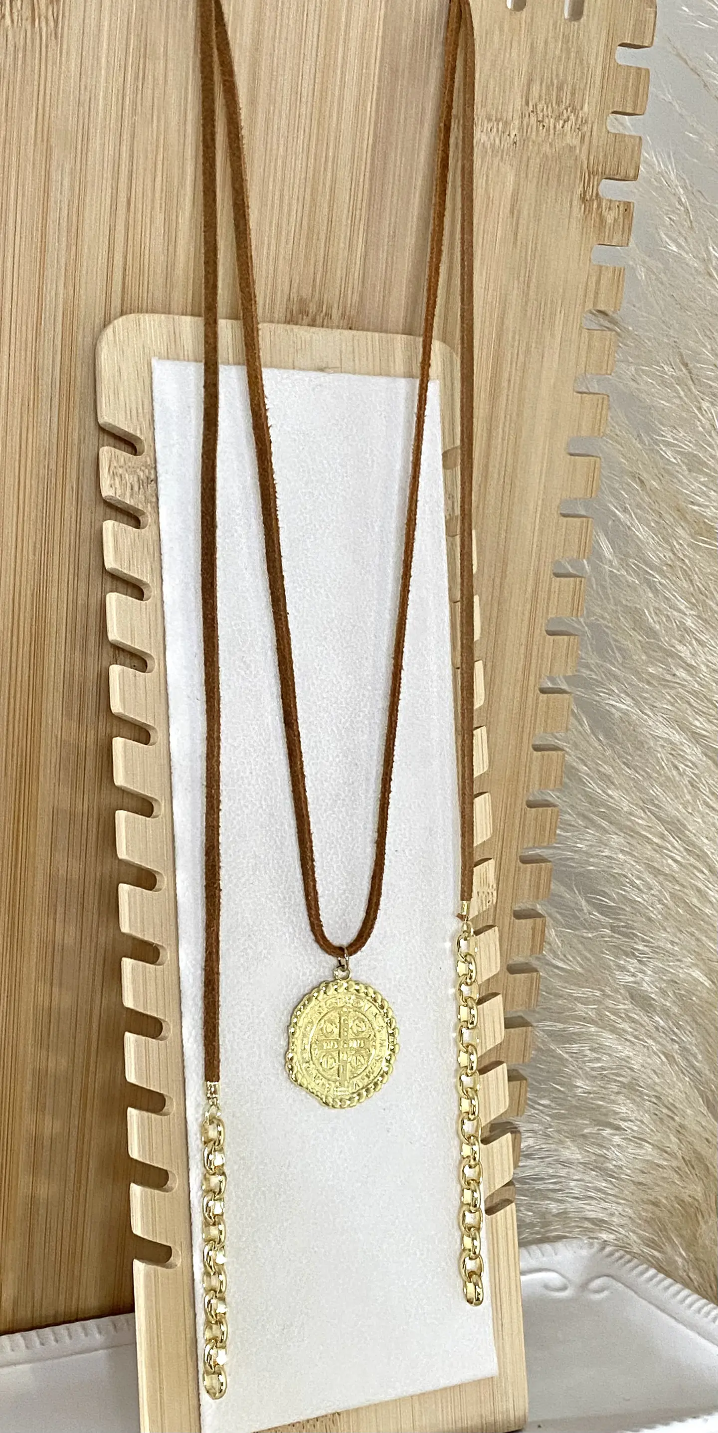 Collar Gamuzado Camel Medallón San Benito 3