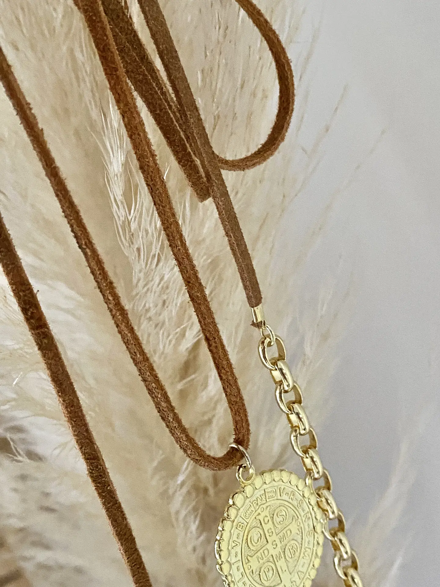 Collar Gamuzado Camel Medallón San Benito 2