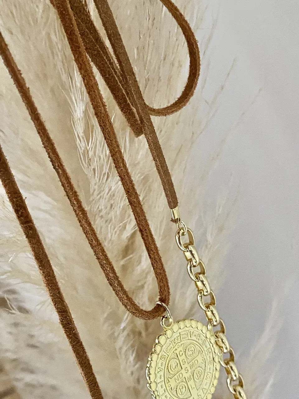 Collar Gamuzado Camel Medallón San Benito 2