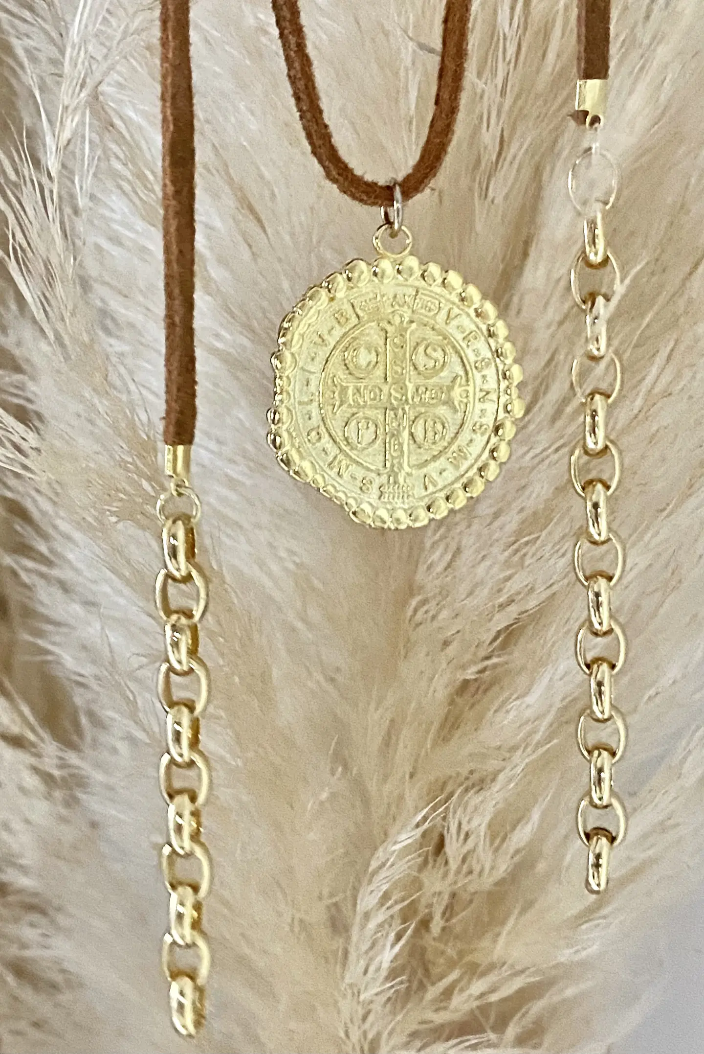 Collar Gamuzado Camel Medallón San Benito 4