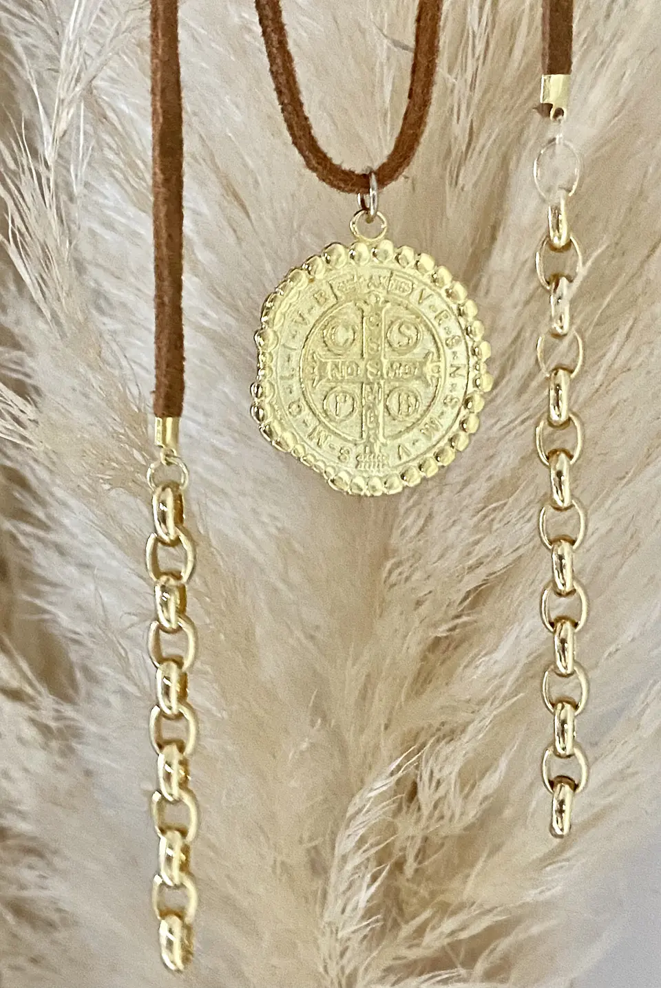 Collar Gamuzado Camel Medallón San Benito 4