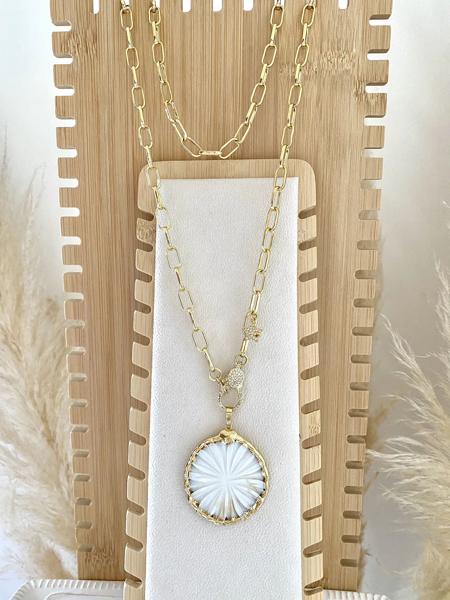 Collar Maxi Medallón Nácar Tallado 3