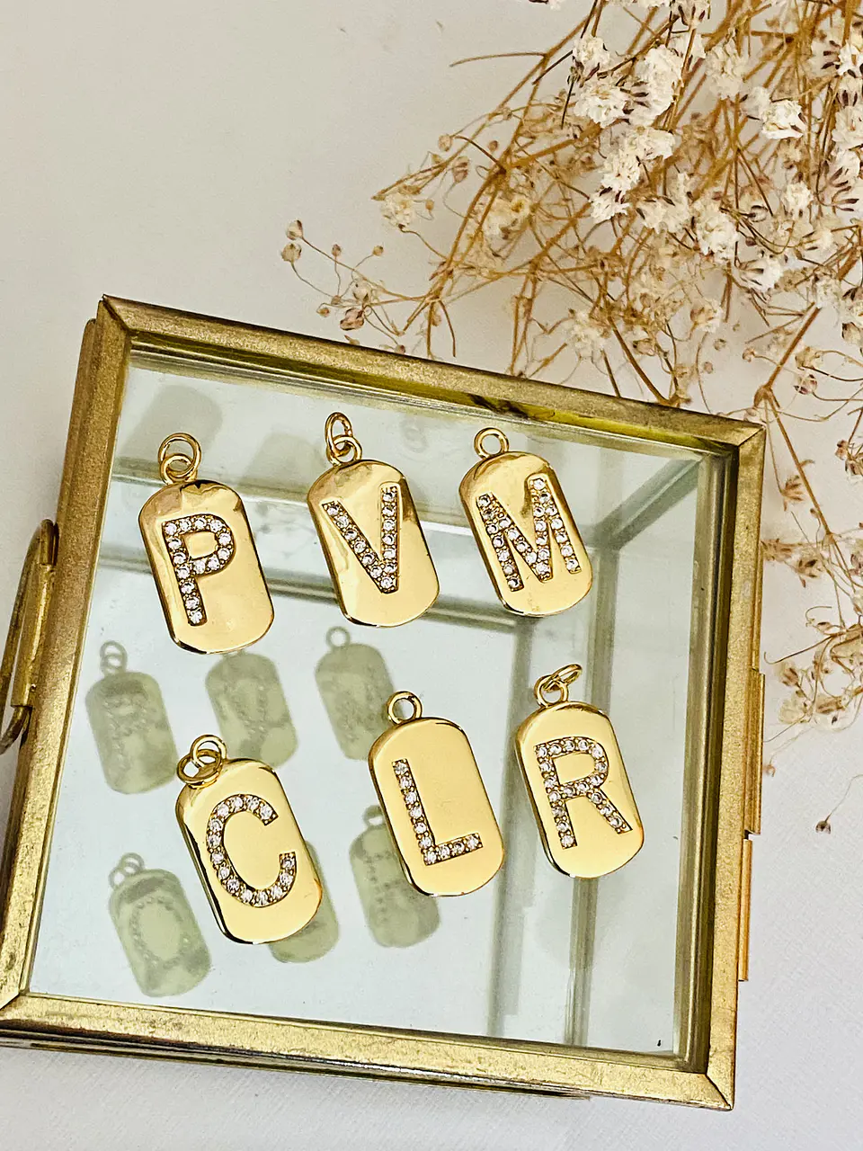 Collar Bolitas Gold + Inicial  3