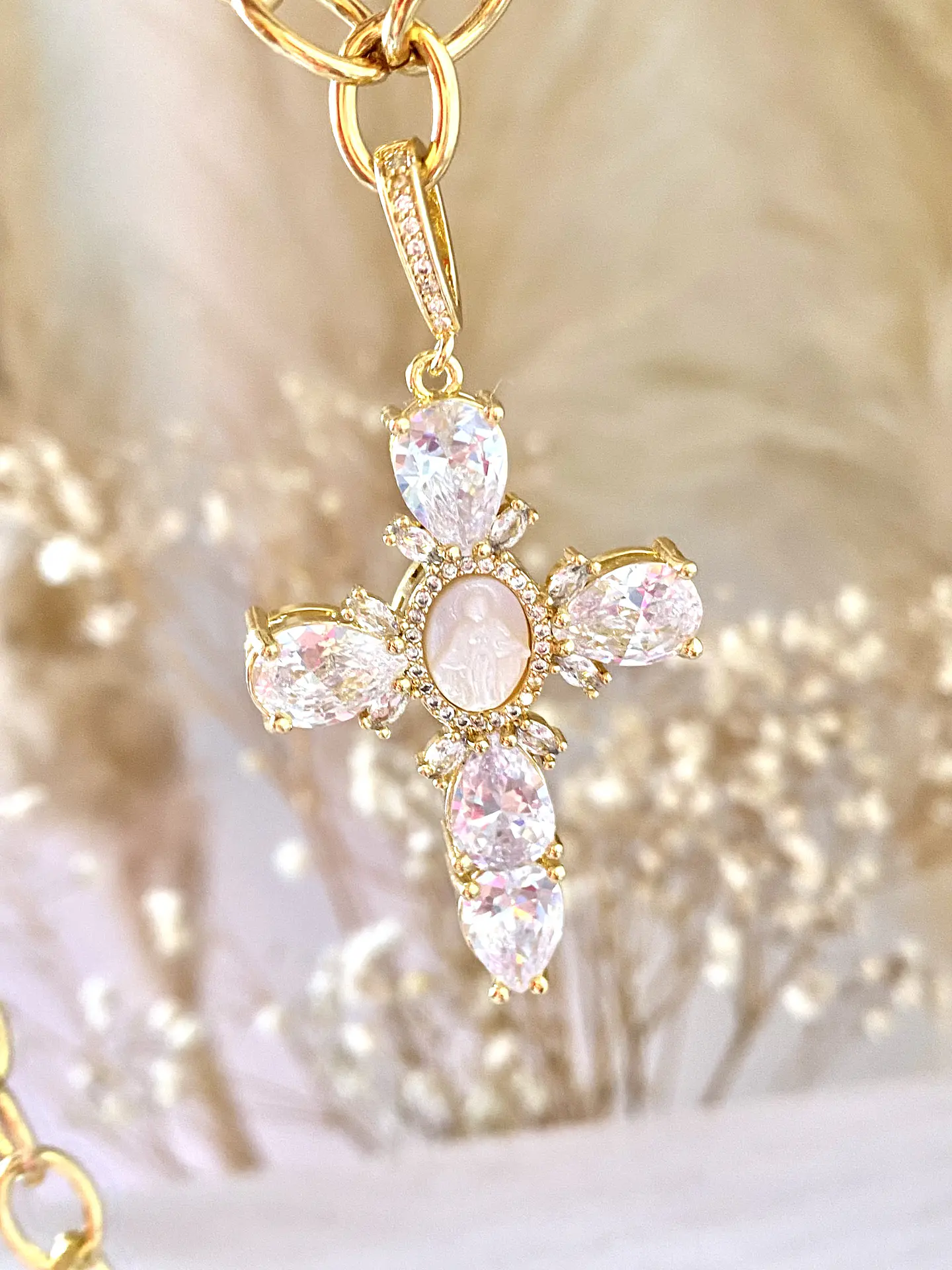 Collar Maxi Cruz Cristal y Angel Nacar  3