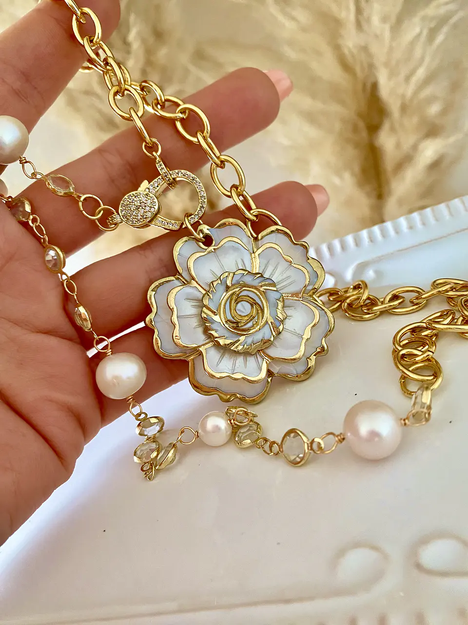 Collar Maxi Eslabones Camelia Nácar y broche luxury Cadena Perlas y cristal 1