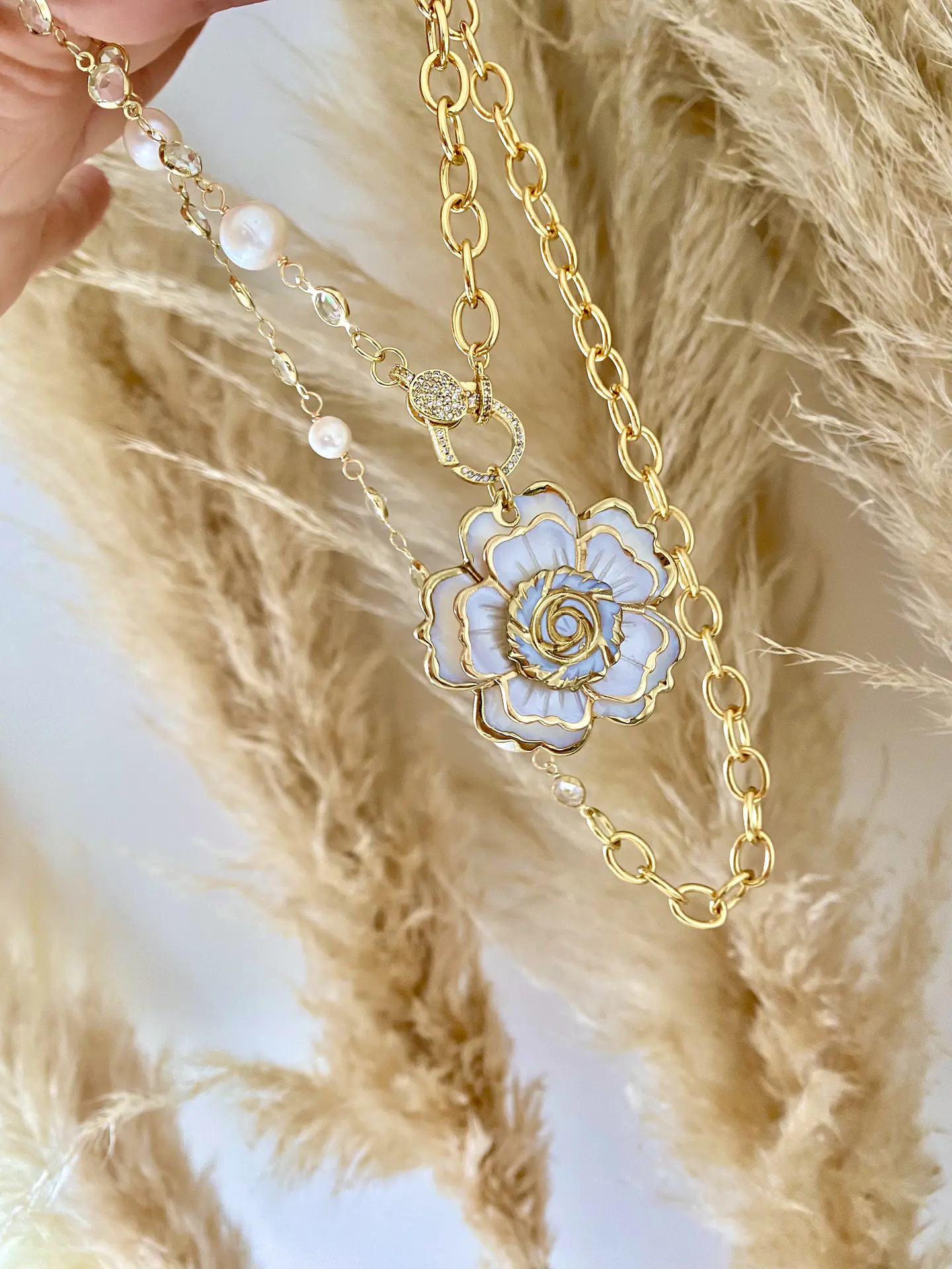 Collar Maxi Eslabones Camelia Nácar y broche luxury Cadena Perlas y cristal 2
