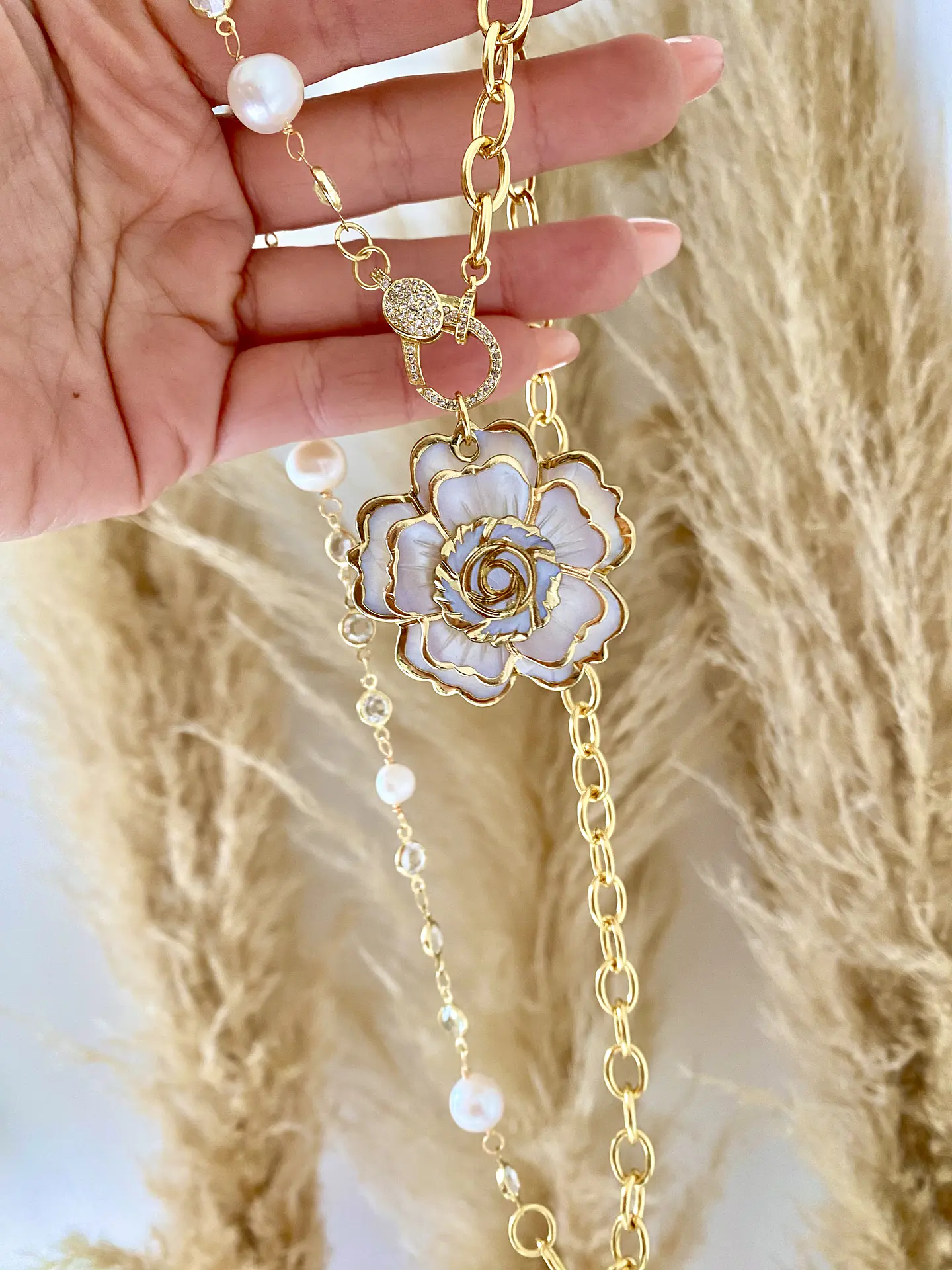 Collar Maxi Eslabones Camelia Nácar y broche luxury Cadena Perlas y cristal 5