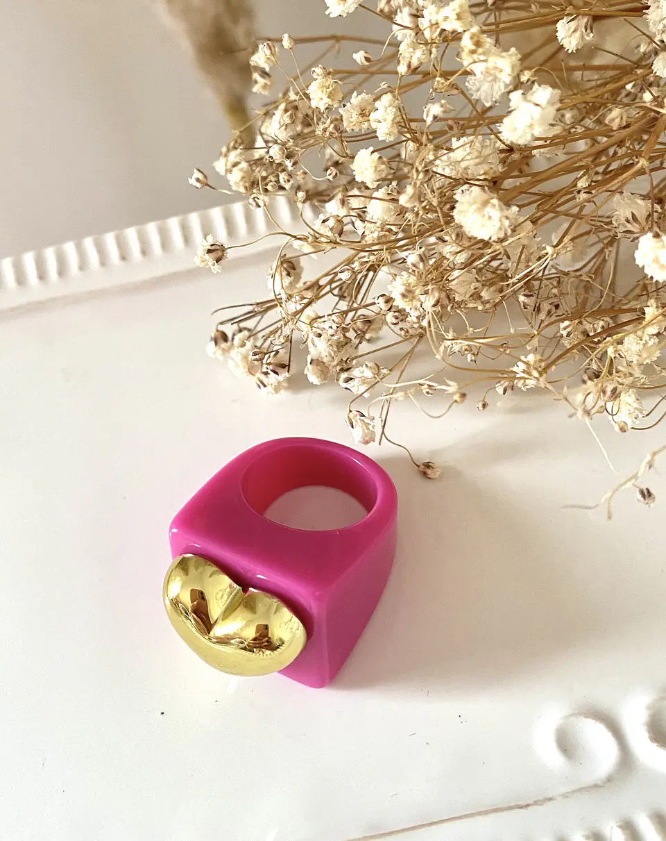 Anillo Resina Fucsia Corazón Dorado 3