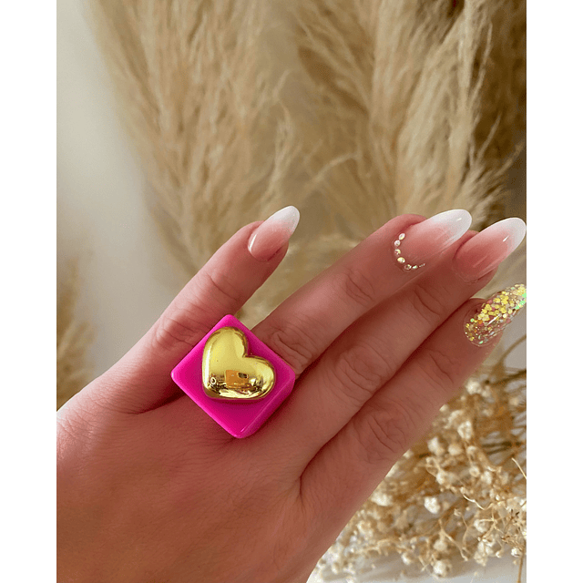 Anillo Resina Fucsia Corazón Dorado