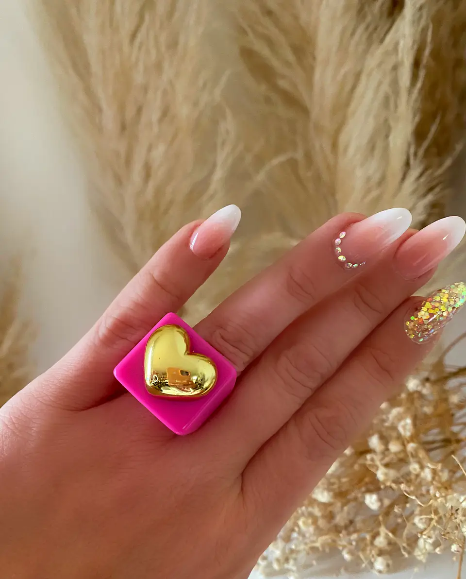 Anillo Resina Fucsia Corazón Dorado 1