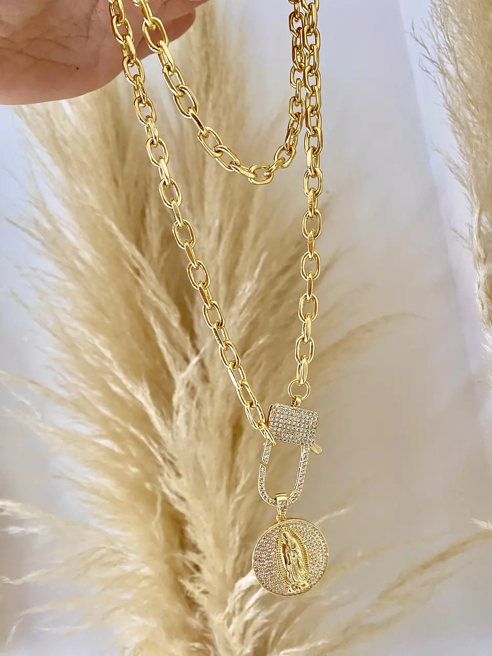 Collar Maxi Medalla Virgen  broche Maxi candado  4
