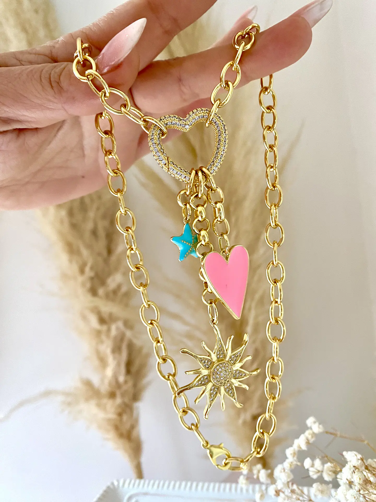 Collar Tres dijes más conector corazón circones gold 4