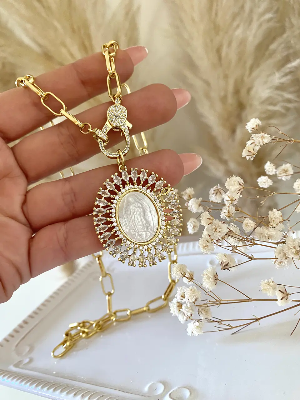 Collar Medallón Virgen Nácar y Circones Gold  2