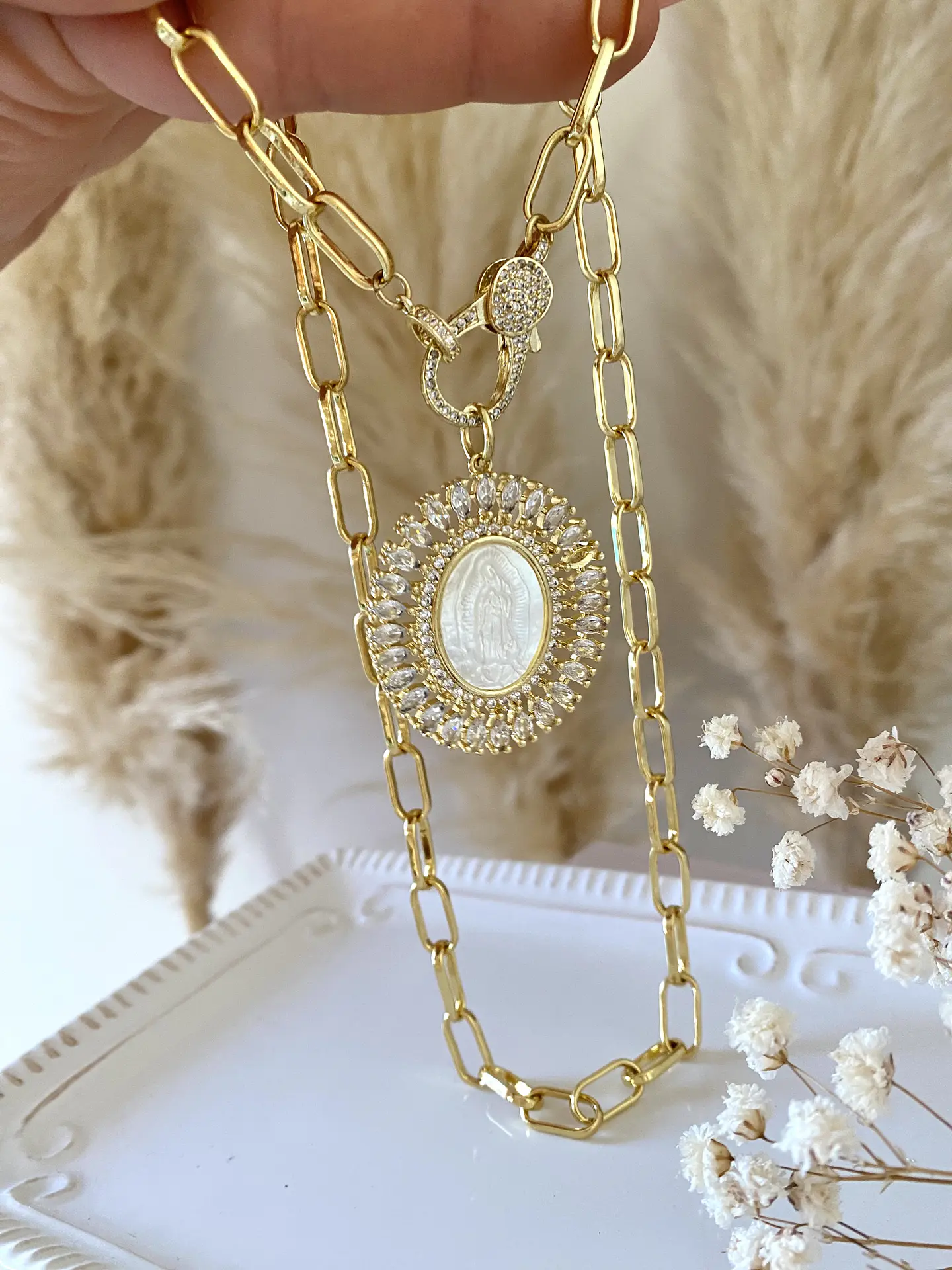 Collar Medallón Virgen Nácar y Circones Gold  3