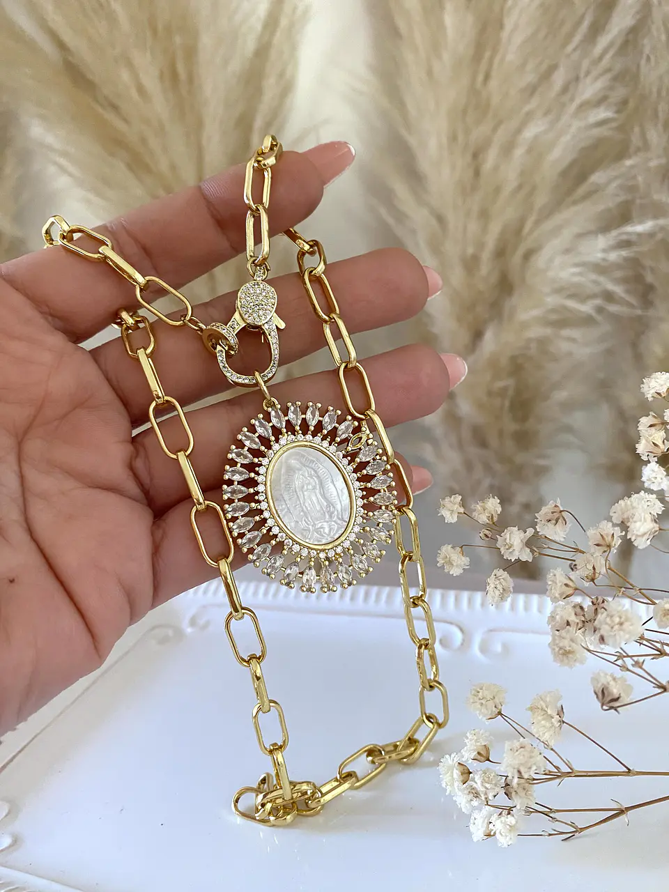Collar Medallón Virgen Nácar y Circones Gold  4