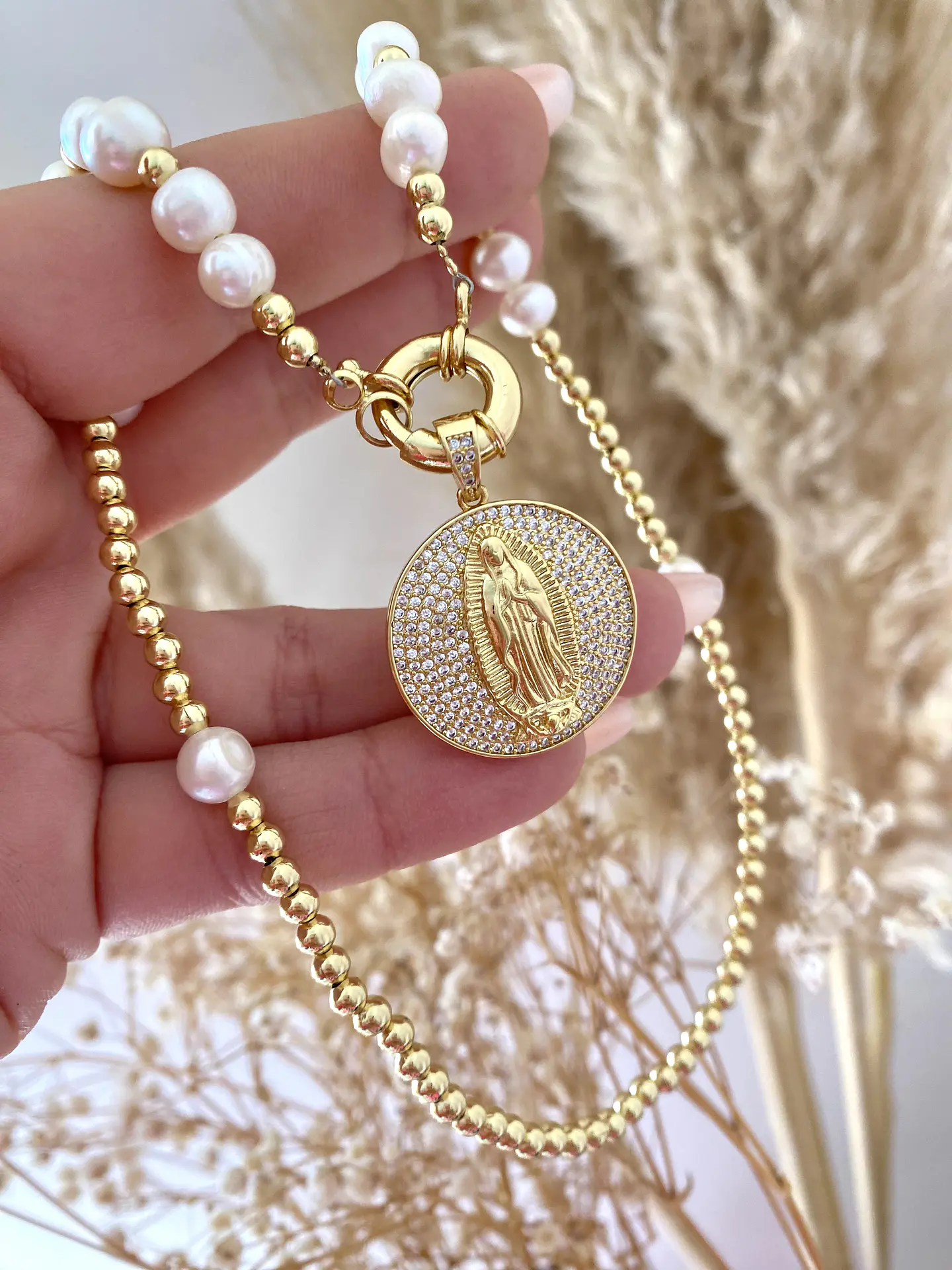 Collar Perlas rio medalla Virgen circones  1