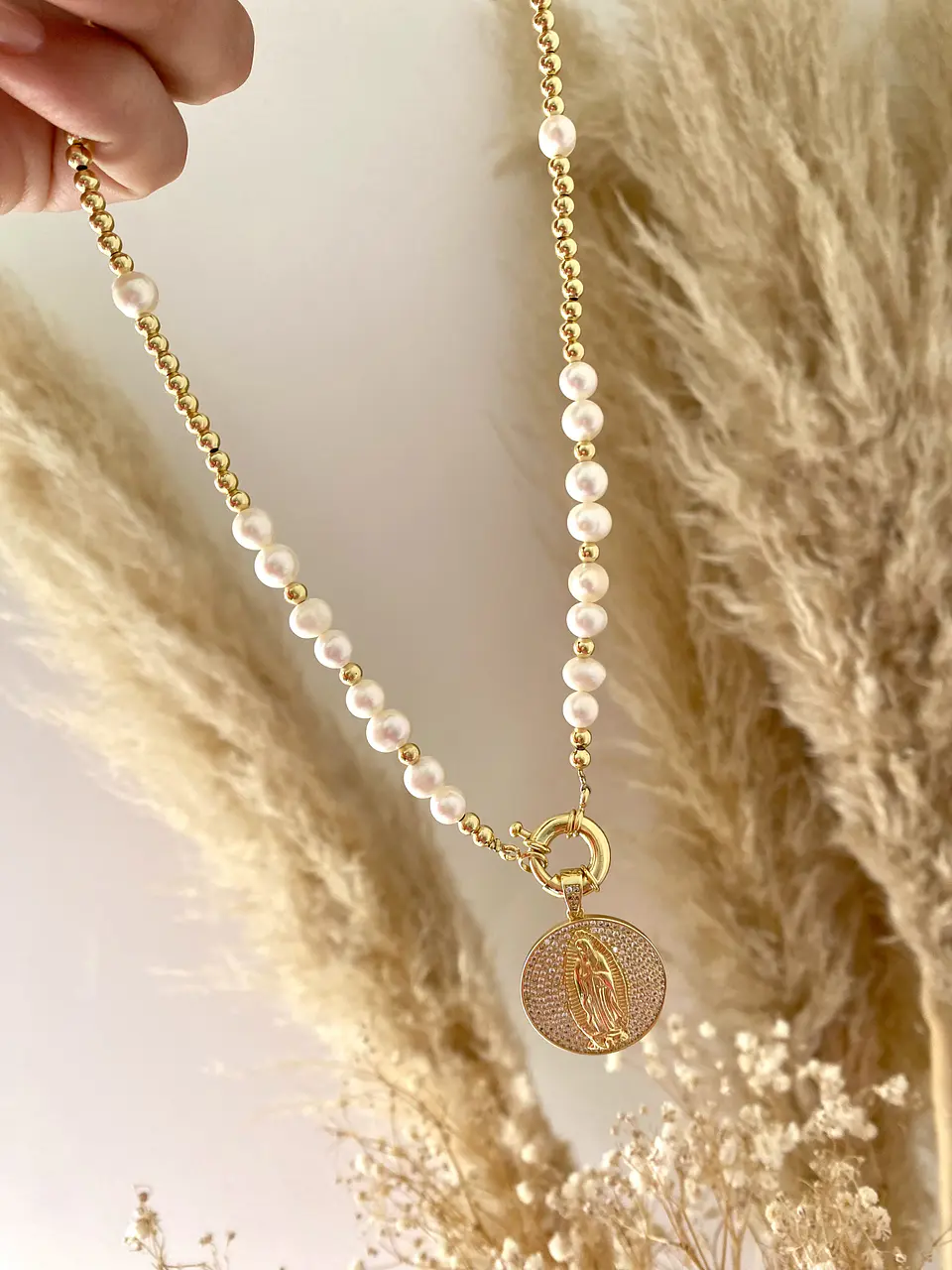 Collar Perlas rio medalla Virgen circones  2