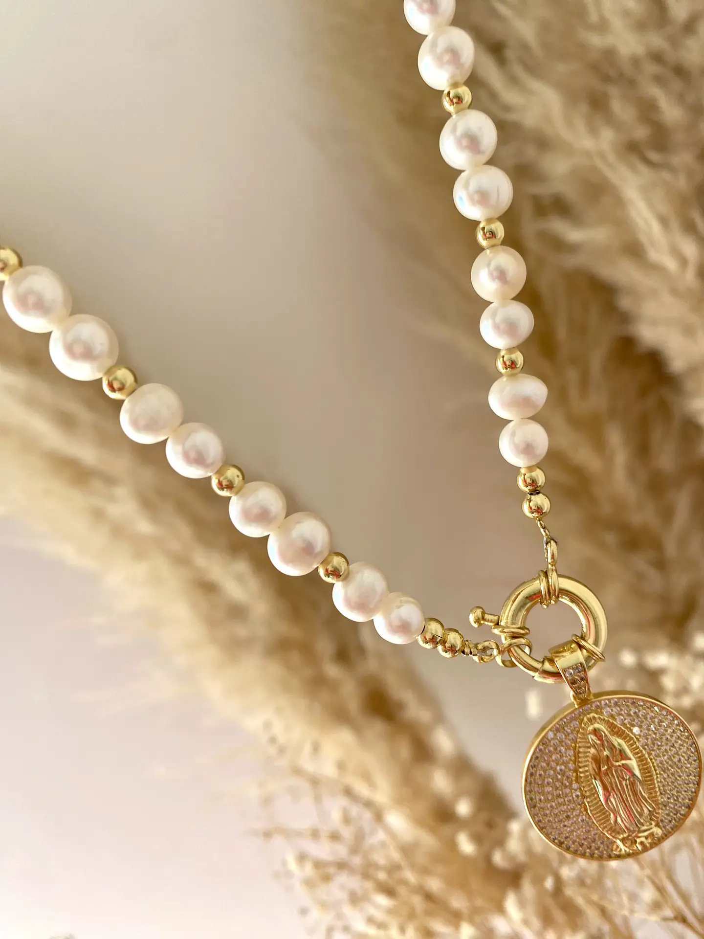 Collar Perlas rio medalla Virgen circones  4