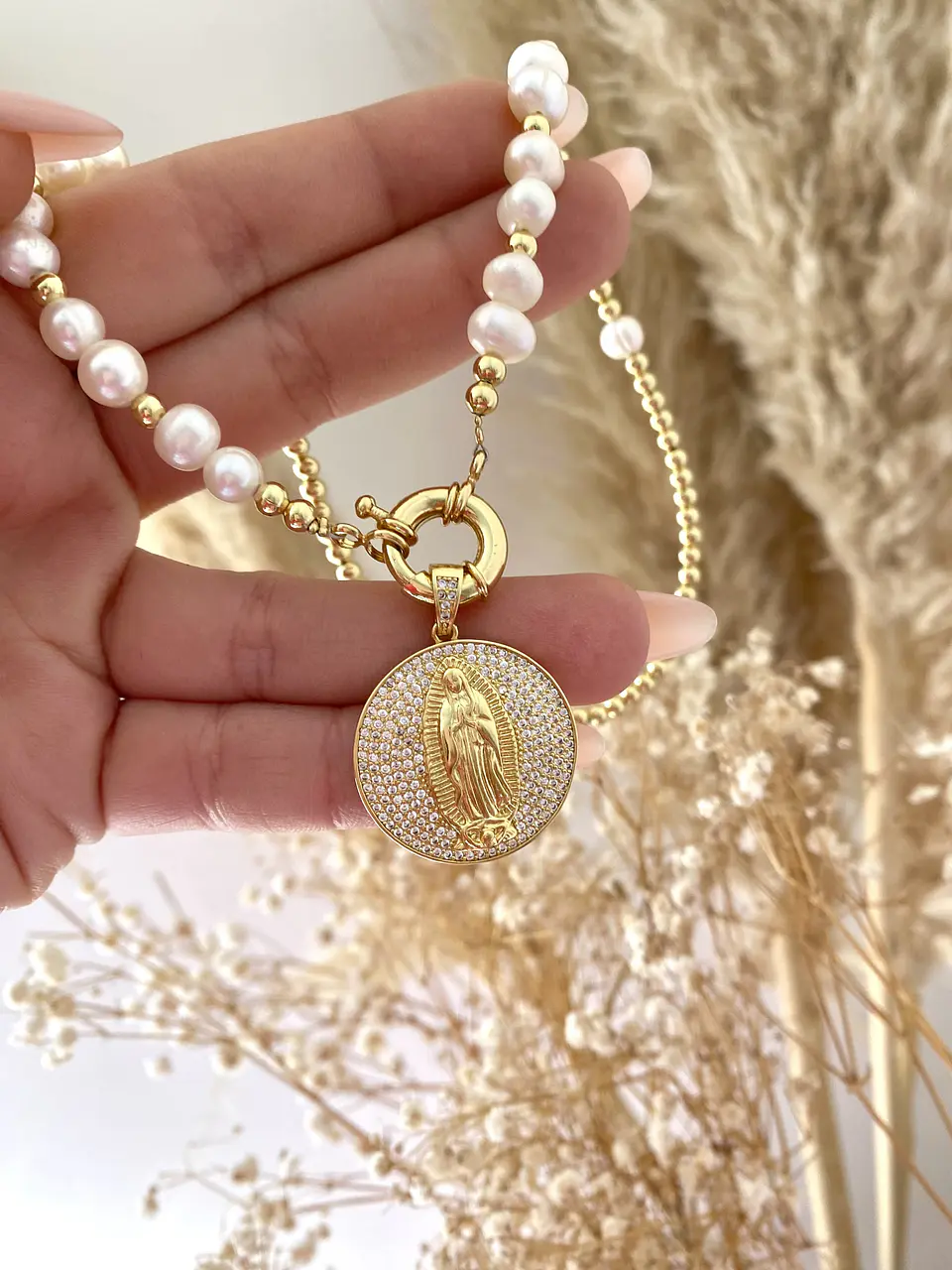 Collar Perlas rio medalla Virgen circones  5