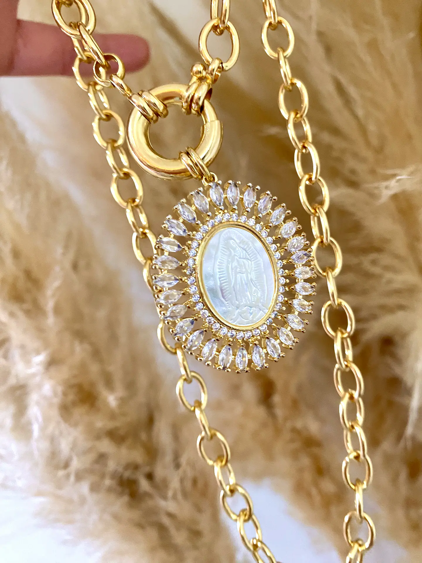 Collar Maxi Medallón Virgen nacarada cristales Gold 1