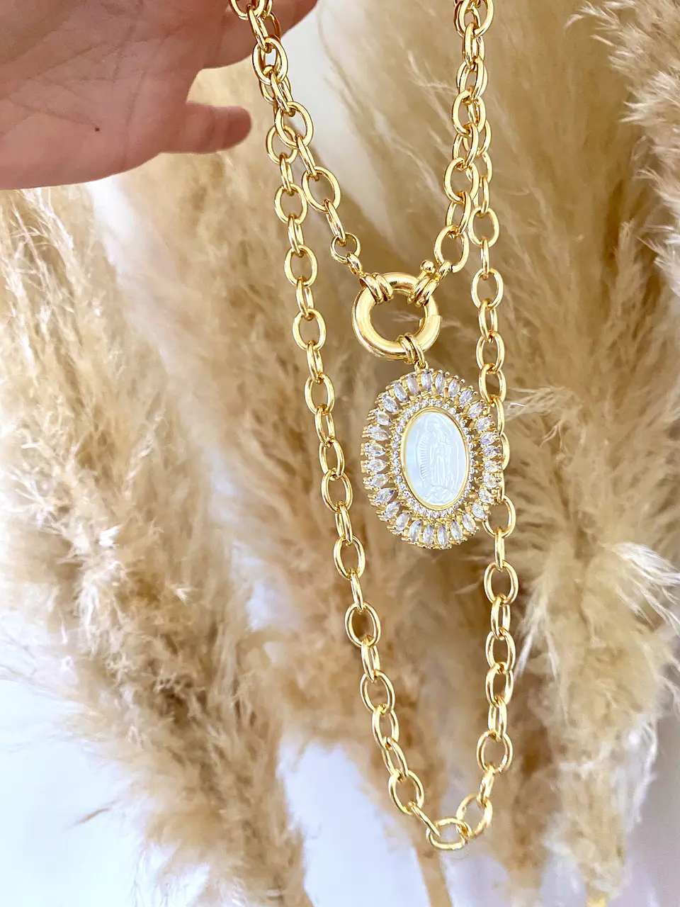 Collar Maxi Medallón Virgen nacarada cristales Gold 2