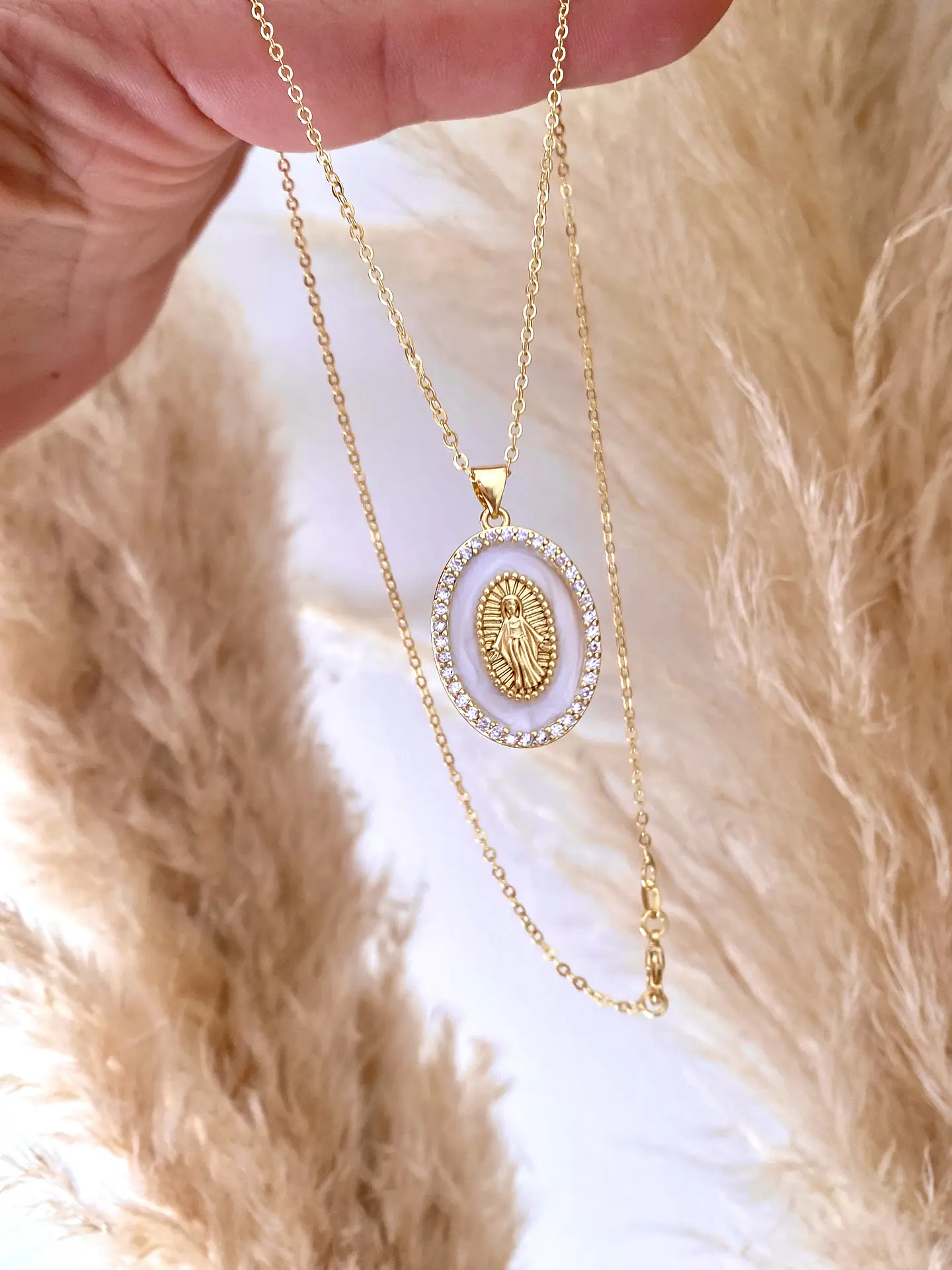 Cadena medalla Virgen  blanca  3