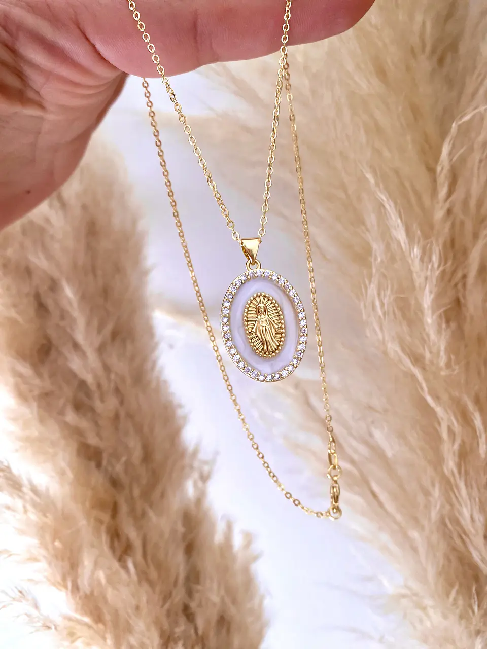 Cadena medalla Virgen  blanca  3