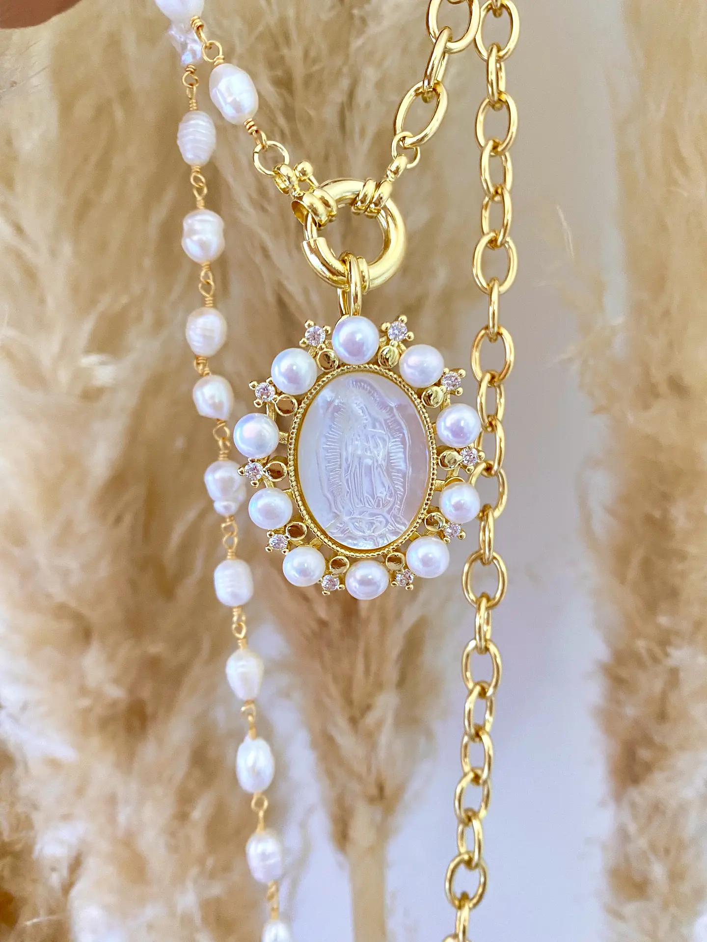 Collar Maxi Medallon Virgen Perlas 3