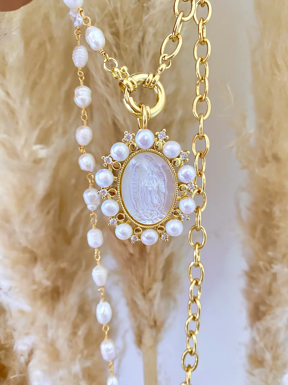 Collar Maxi Medallon Virgen Perlas 3