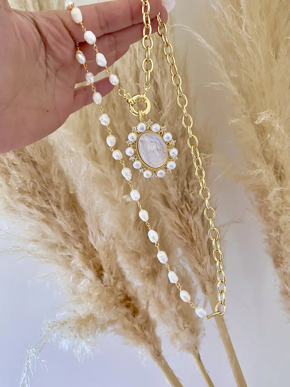 Collar Maxi Medallon Virgen Perlas 4