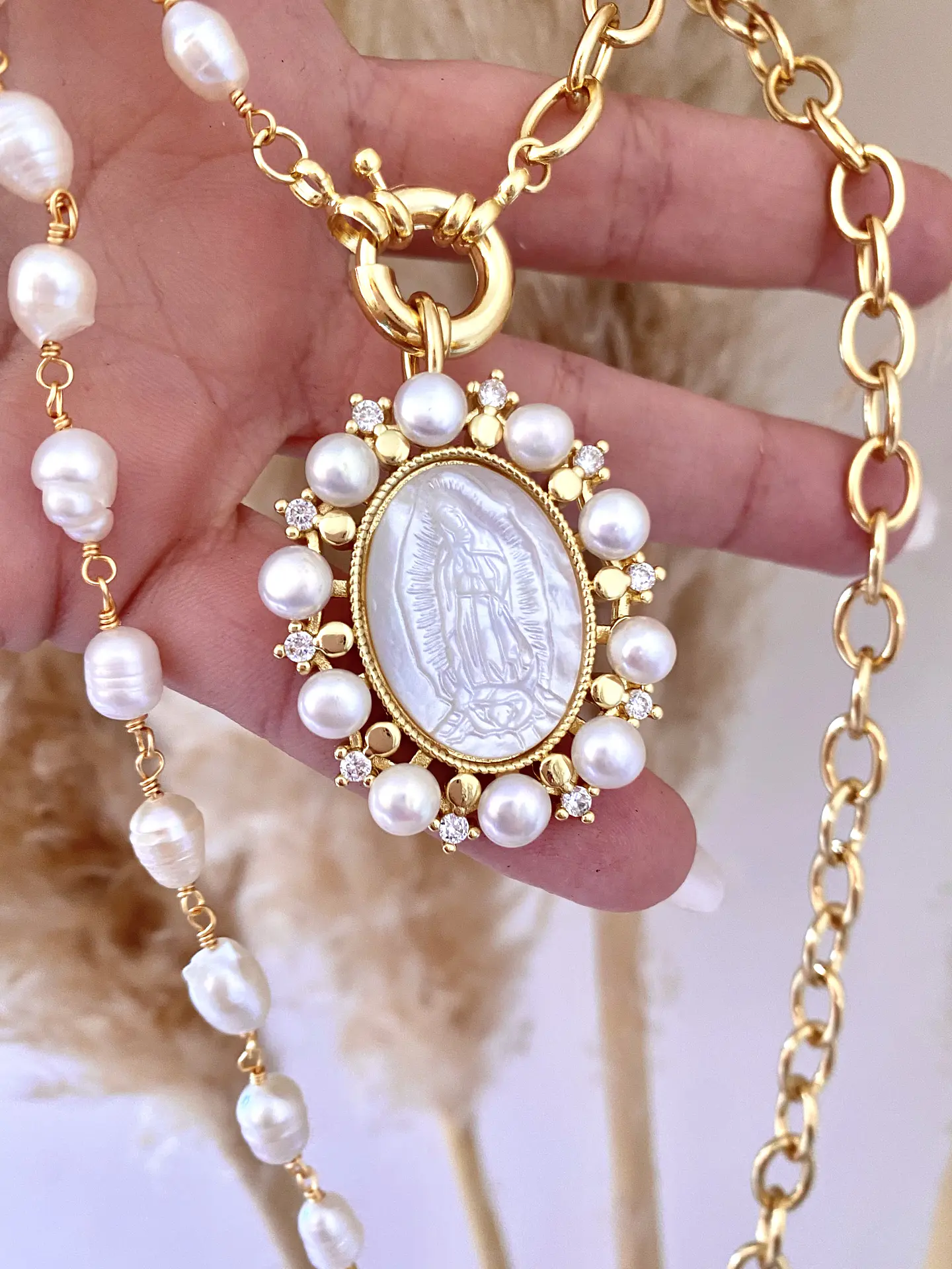 Collar Maxi Medallon Virgen Perlas 1