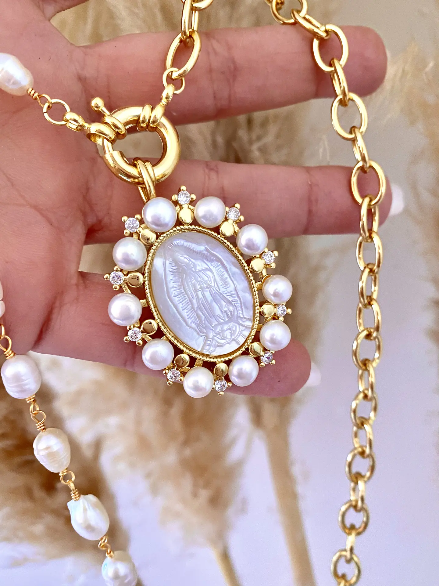 Collar Maxi Medallon Virgen Perlas 5