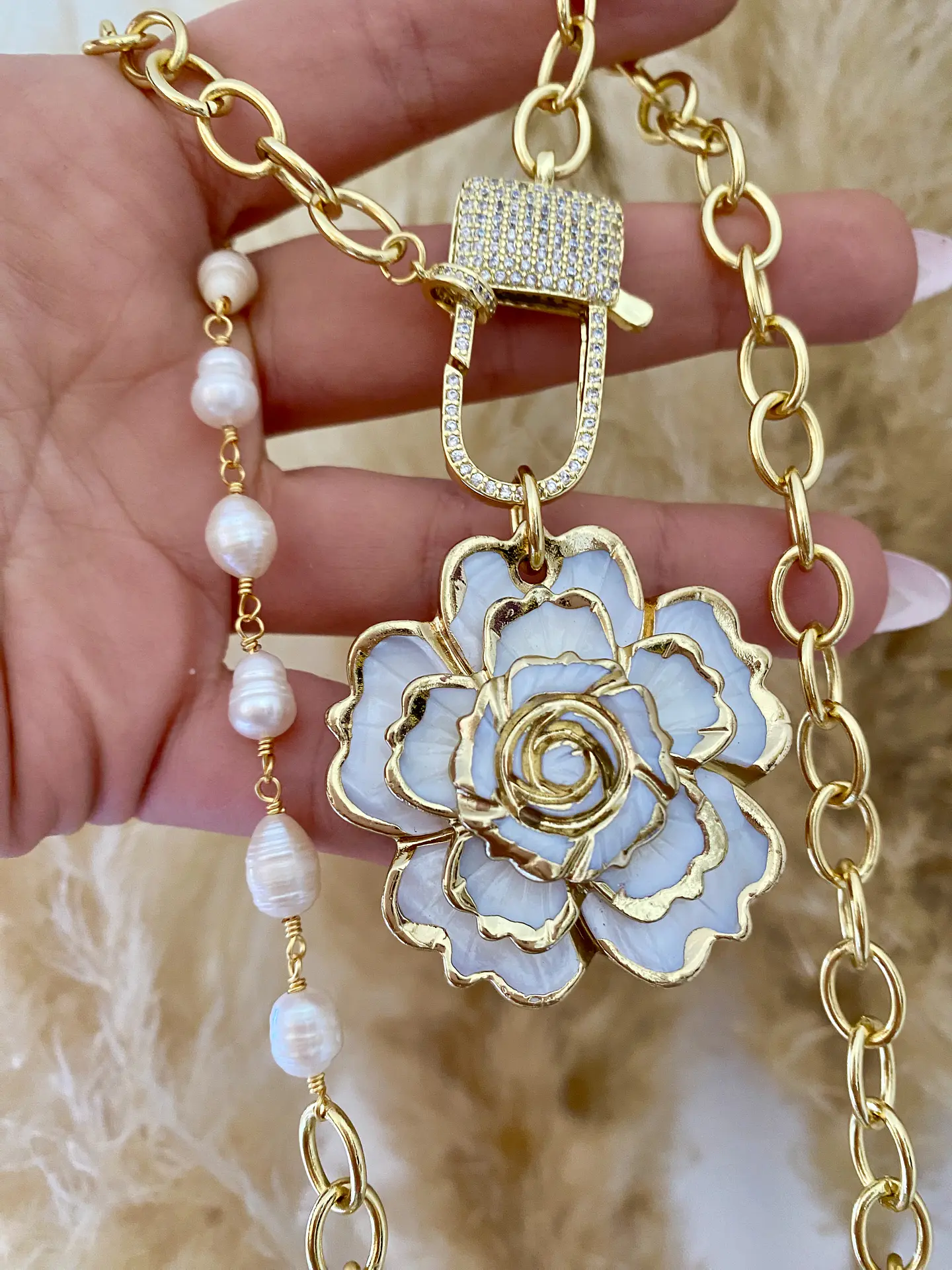 Collar XL Maxi Eslabones Camelia Nácar y broche luxury 3