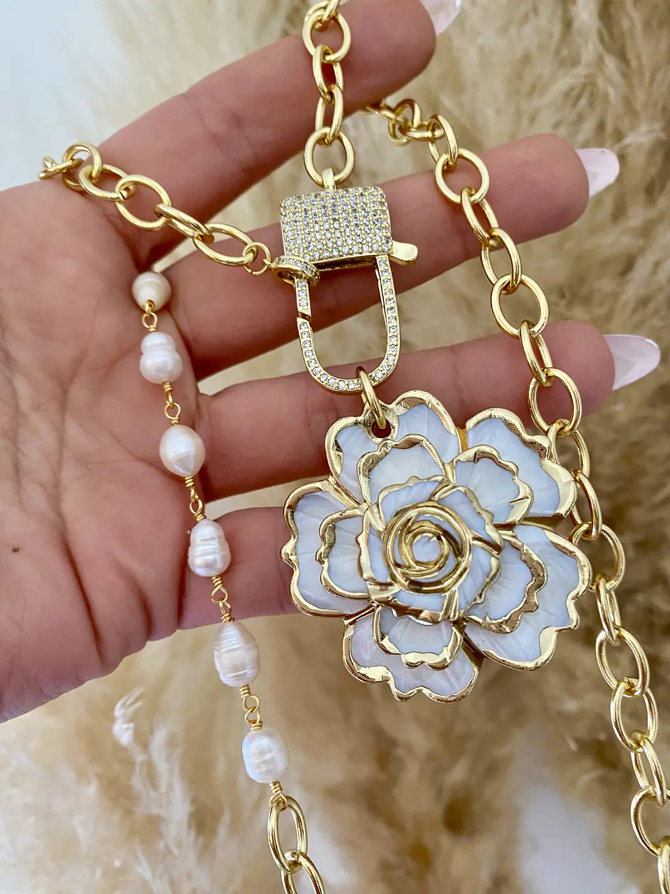 Collar XL Maxi Eslabones Camelia Nácar y broche luxury 1