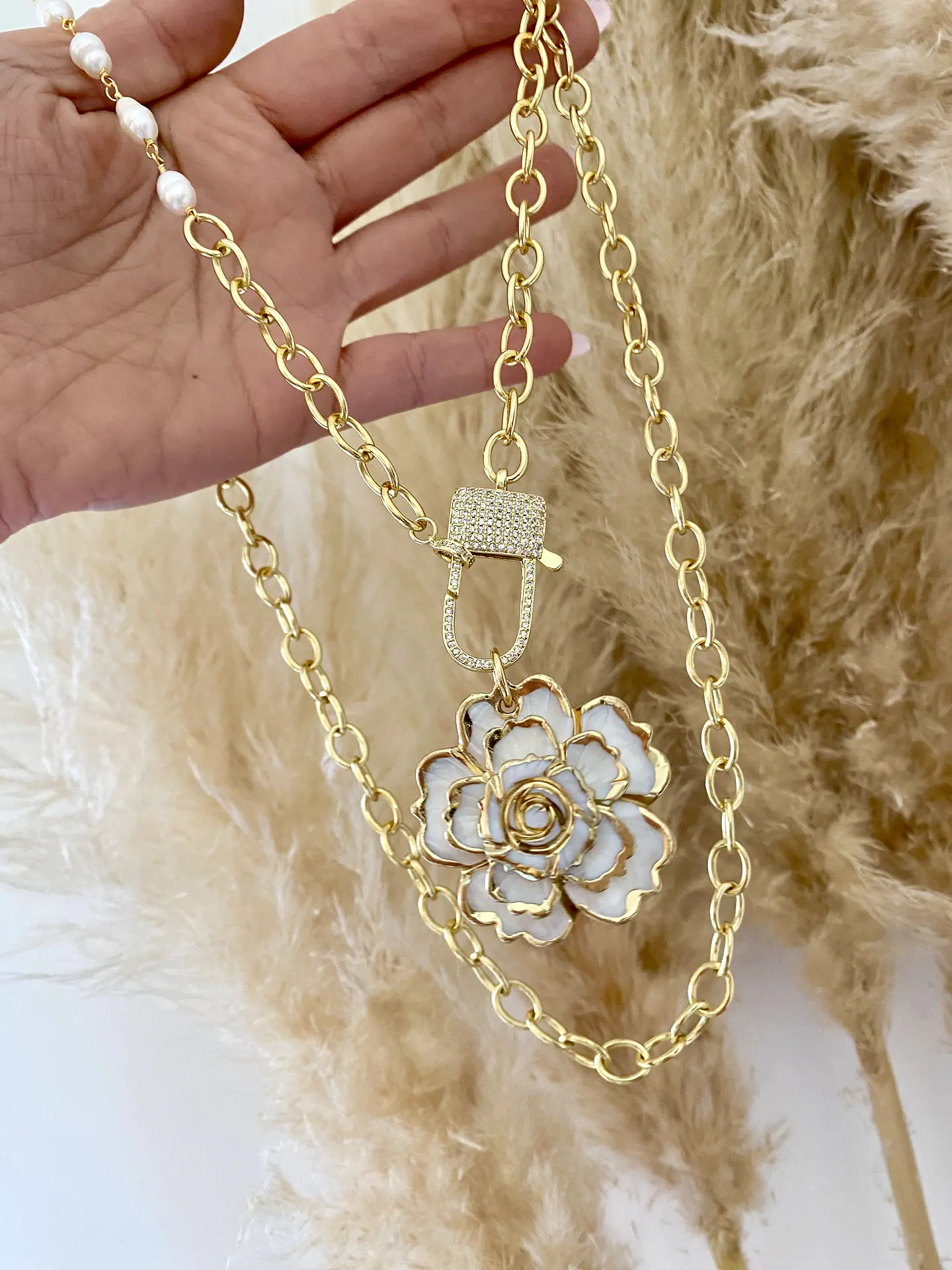 Collar XL Maxi Eslabones Camelia Nácar y broche luxury 4