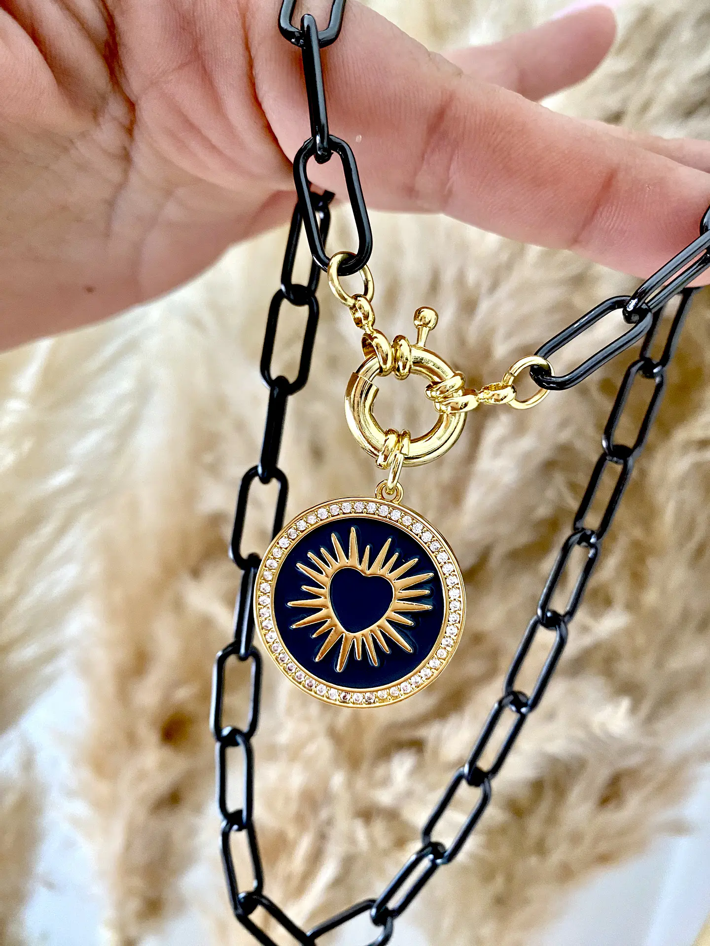 Collar Eslabones Black Medalla Corazon 1